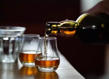Whiskey sau whisky: care este diferența dintre ele