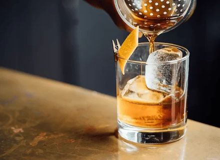 Top rețete cocktailuri whisky: cum să le prepari chiar la tine acasă