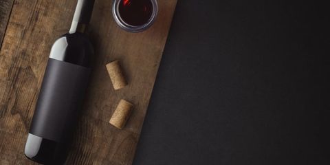 Sticla de vin cu eticheta neagra