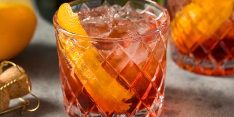 cocktailuri ready to drink Negroni la petrecerea de Revelion cocktailuri ready to drink Negroni la petrecerea de Revelion