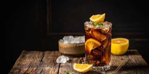 pahar de cuba libre cu felii de lamaie