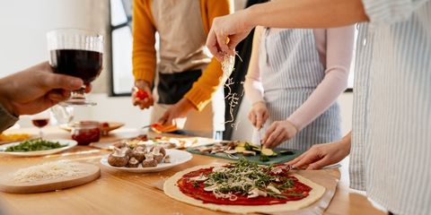 petrecere acasa cu prietenii pizza si vin petrecere acasa cu prietenii pizza si vin
