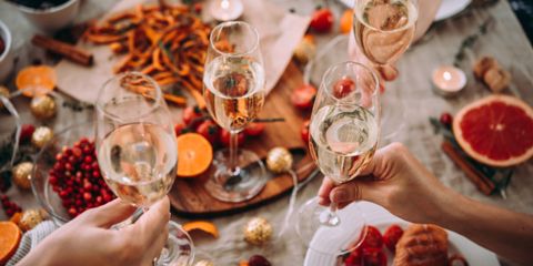 prieteni servind prosecco la masa de Revelion prieteni servind prosecco la masa de Revelion