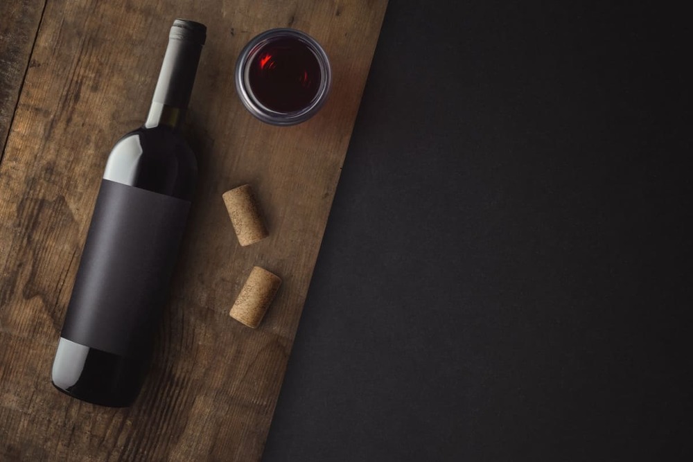 Sticla de vin cu eticheta neagra